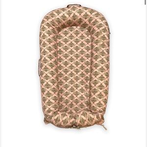 Dockatot deluxe. Gently used. No stains no signs if wear. Busy bees print